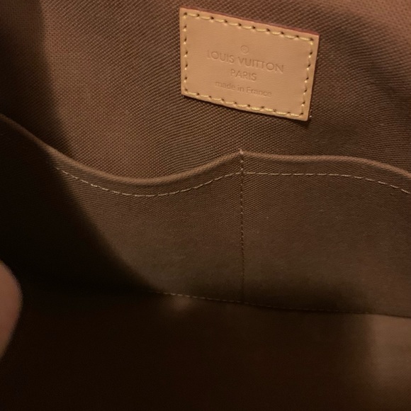 Louis Vuitton - Picture 3 of 5